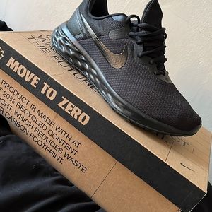 NIKE REVOLUTION 6 NN 4E never wore still has shoe cushion inside